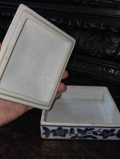 Vintage Chinese Porcelain Trinket Box with Gold Gilt Detail