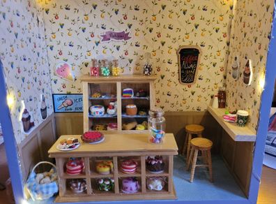 Diorama / Room box / Miniature scene coffee shop / bakery