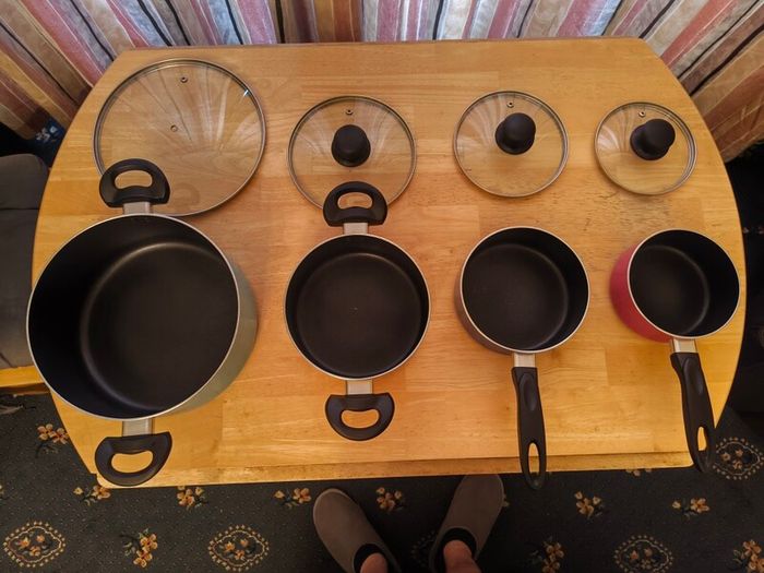 Pots and pans set