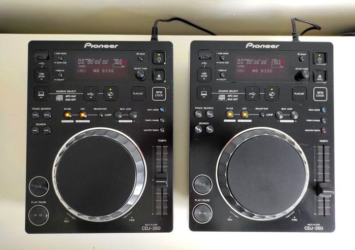 2 x Pioneer CDJ 350 DJ Decks