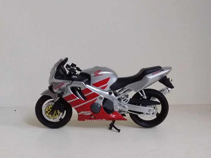 Honda CBR 600 F4 Model Motorcycle