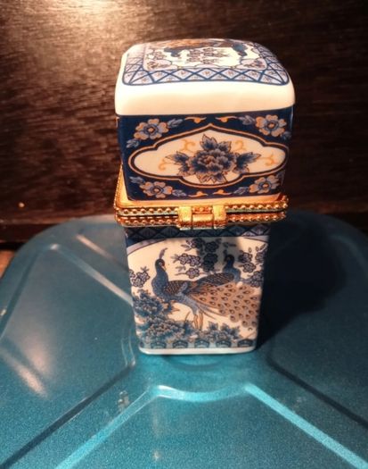 Yiwei Porcelain  Trinket Holder.