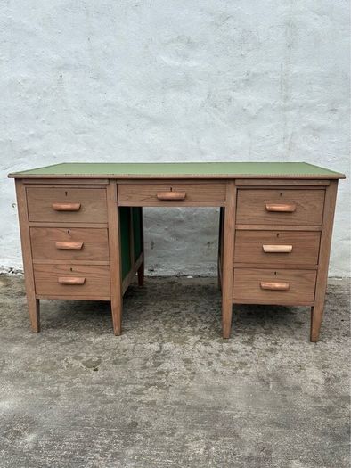 Pedestal desk