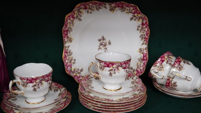 Vintage Arklow Bone China 21-Piece Tea Set
