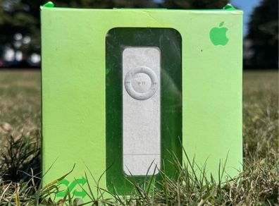 Apple iPod Shuffle 1st Gen 1GB - NEW Complete in Box (NOS Collector)