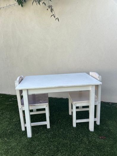 kids table and chairs