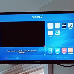 Hitachi 24" Smart TV (24HB1T65U) + Full Swivel & Tilt Wall Mount