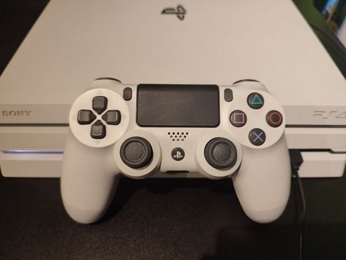Ps4 Pro 1TB : Model CUH 7216B / Firmware 12.0