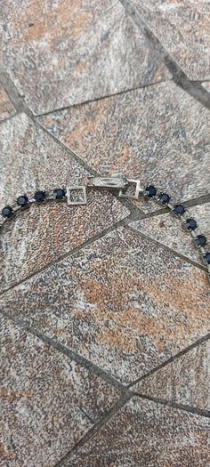 Vintage jewelry is sold individually for 5 to 10 euros