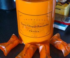 Rare collectable Veuve Clicquot champagne Paint tin collectable ice bucket with 4 unopened champagne bottle glasses