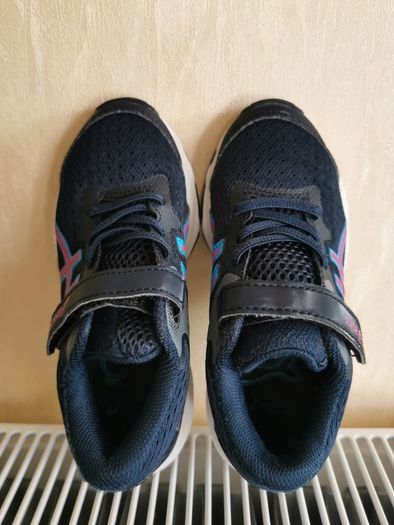 Girl's Asics runners size UK 10 (Worn)