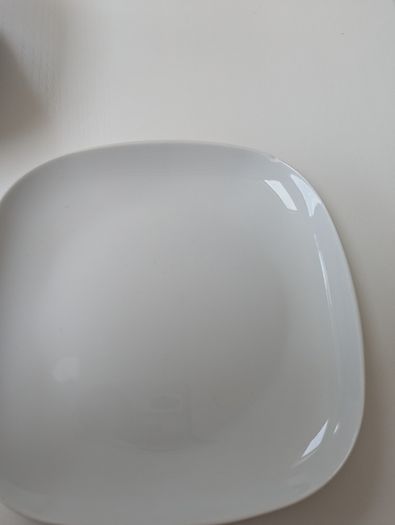 10 x dinner plates   10 x side plates