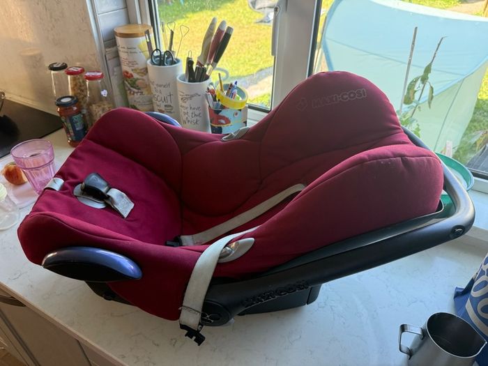 Maxi Cosi car seat with iso fix base