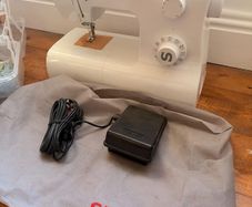 New Singer Sewing Machine & sewing kit