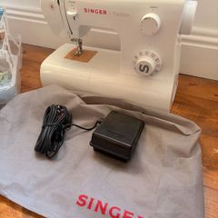 New Singer Sewing Machine & sewing kit