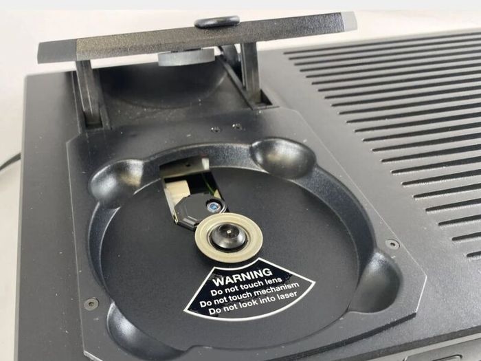 Mega Rare 1st edition Rega Planet CD Player Audiophile Quality one of the greatest Analog Sounding players ever made in great condition with original Remote Stunning
