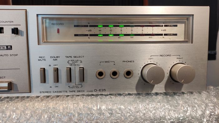 Hitachi D-E 25 Cassette Tape Deck