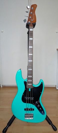Sire Jazz Bass + Accessories