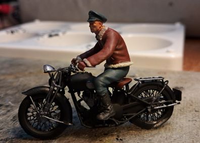 1/35 RAF Pilots & ground staff - hand painted
