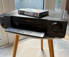 Sony SLV-E800 Hi-Fi Stereo VHS VCR + Sealed Memorex Tape
