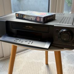 Sony SLV-E800 Hi-Fi Stereo VHS VCR + Sealed Memorex Tape