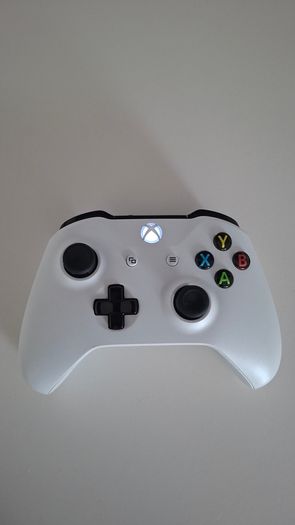 Xbox One S  500Gb + 2games