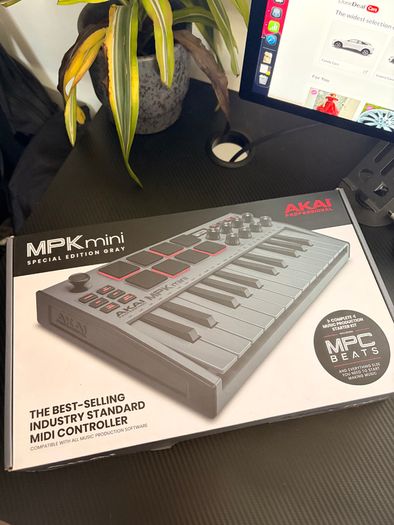 AKAI MPK mini MIDI controller
