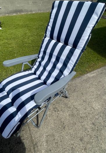 2 Sun loungers with navy and white cushion