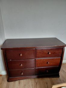chest of drawers
