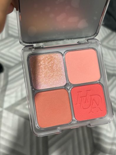 Huda blush palette