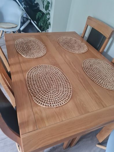 kitchen wooden table extendable in VGC with leather chairs