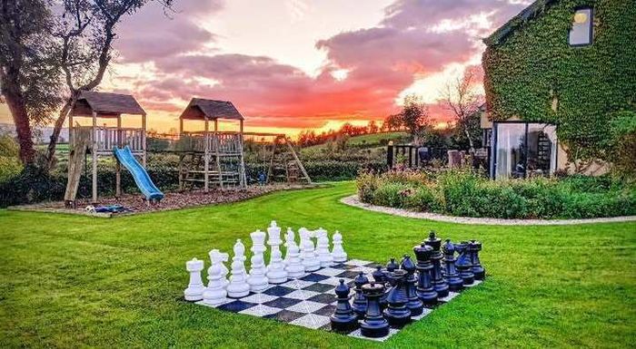 Garden giant chess set