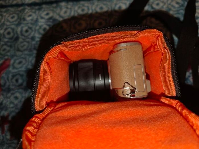 Olympus Pen E-PL9 + Lumix 25mm F1.7 lens Bundle