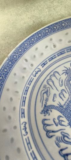 4 different ietms -1- Jingdezhen Porcelain 101/4 -inch Dragon Rice Grain Luncheon Plate - Vintage Blue and White Chinese Design is slieght chip at the edge 15.00 euro.2- Vintage Japanese octagonal porcelain bowl, commonly crafted in the traditional Arita 