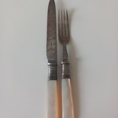 antique, they are (possibly) fruit knife and fork