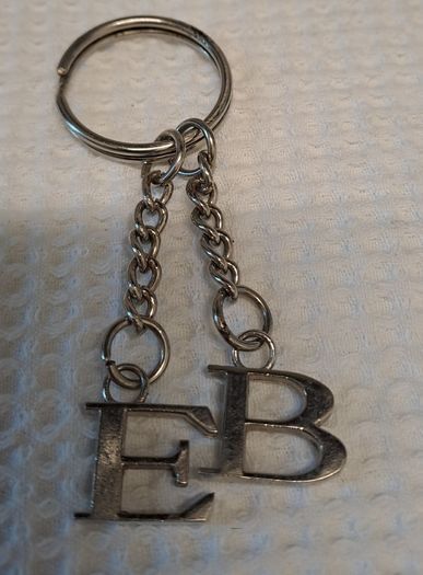 Keyring with letters B and E