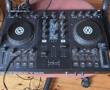 Traktor S2 DJ Decks