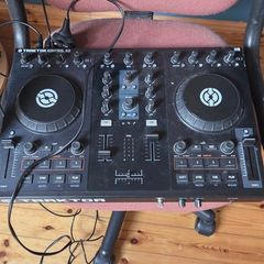 Traktor S2 DJ Decks