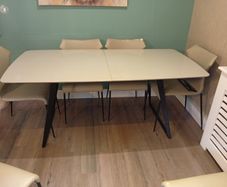 Extendable table and 6 chairs