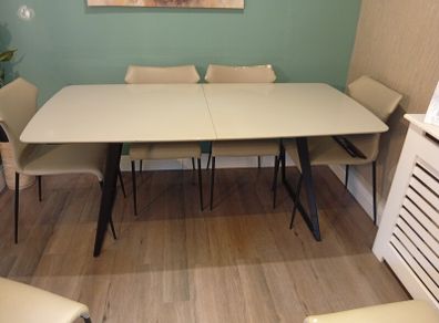 Extendable table and 6 chairs