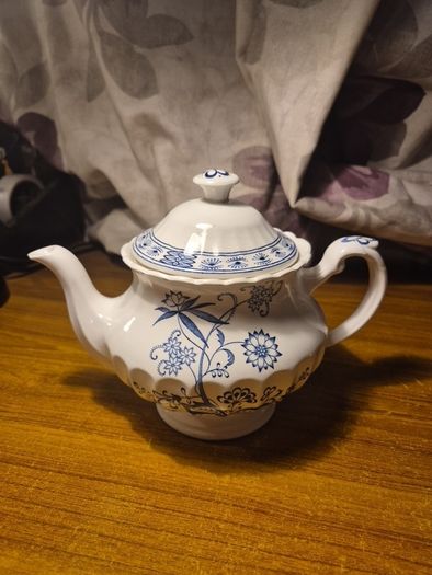 Rare Find:  Vintage J & G Meakin, Florentine, Classic White, Blue Nordic, Covered, teapot, Ornate, Blue, Flowers, England, vintage.