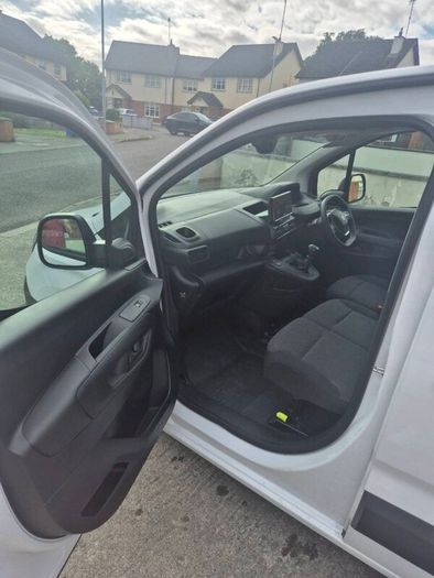 Peugeot Partner 2024, 1.5L. Low mileage km's.
