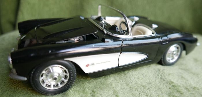 Vintage Bburago Chevrolet Corvette 1957 Convertible Black And White 1/18 Scale