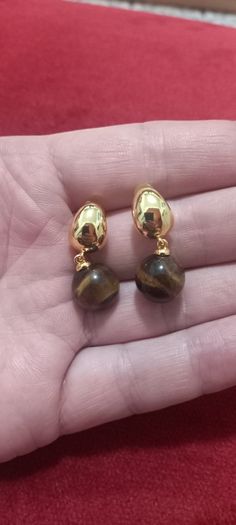 Vintage jewelry is sold individually for 5 to 10 euros