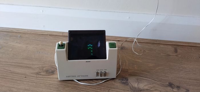 Arcade game console  Rare1980s space invaders Working perfectly with adapter