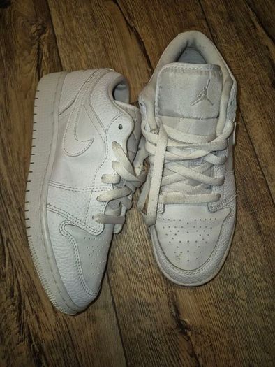 womens Nike air Jordans white