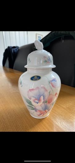 Aynsley "Little Sweetheart " Jar/ Pot
