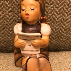 Vintage Hummel figurine (sitting)