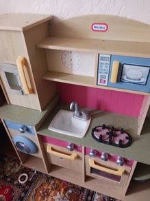 Toy kitchen