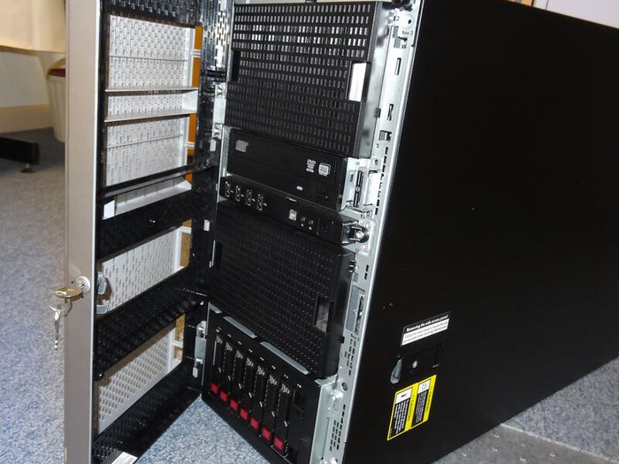 HP Proliant ML350p Gen8 Bay Tower Server